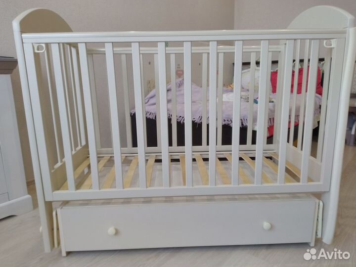 Детская кроватка с маятником, ящиком плюс матрас