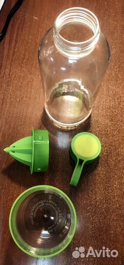 Бутылка для воды с соковыжималкой