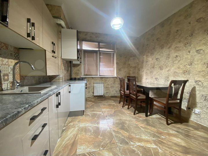 2-к. квартира, 70 м², 2/4 эт.