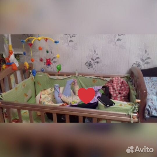 Детская кроватка с маятником