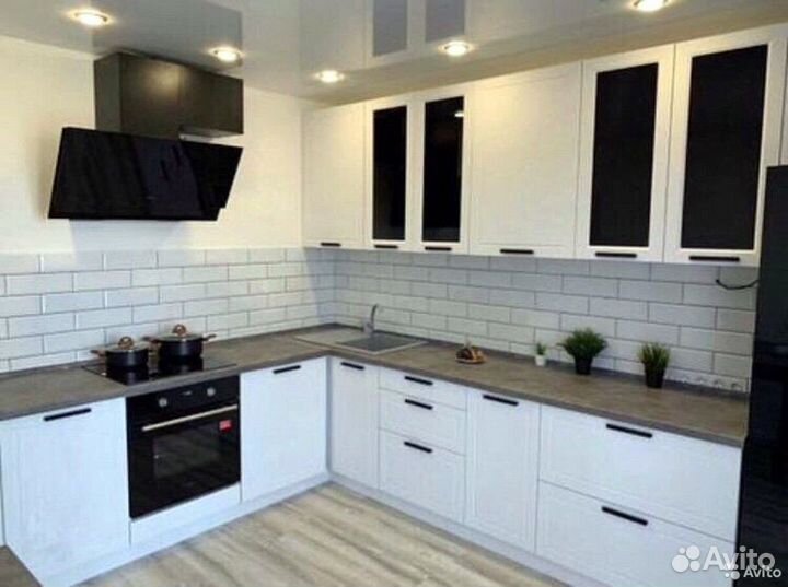 Белая угловая кухня со столешницей темный мрамор