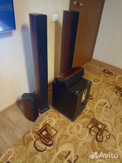 Система звука 5.1 работает от шнуров