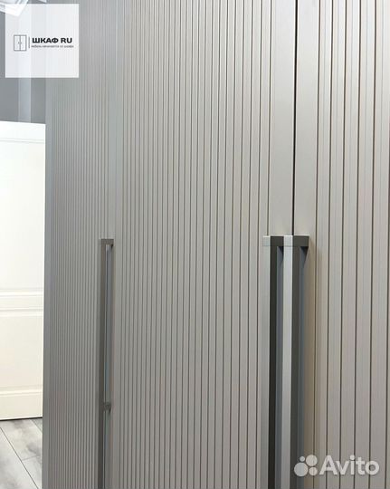 Шкаф встроенный распашной