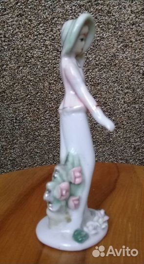 Статуэтка фарфоровая, девушка, Англия
