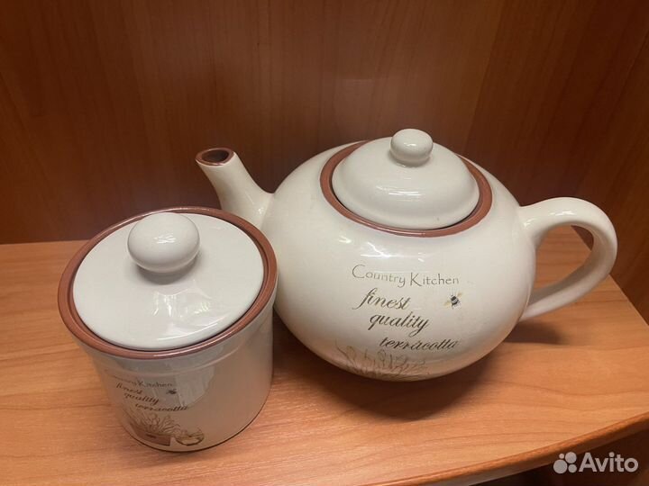 Заварочный чайник и сахарница