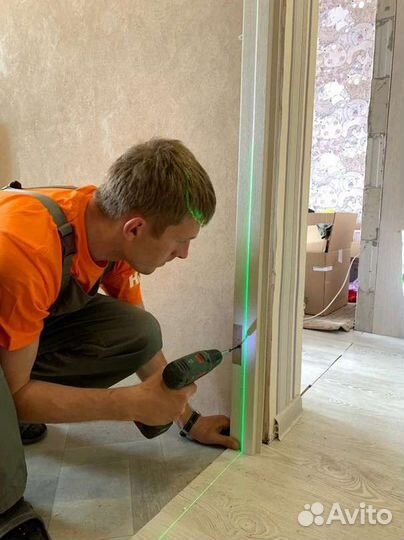 Помощник монтажника дверей