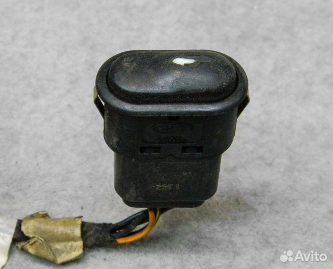 Кнопки открывания багажника Ford Fiesta 4