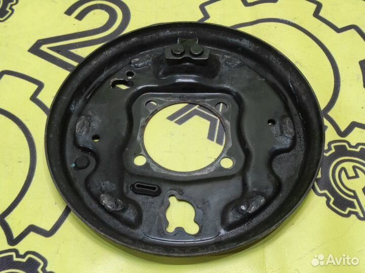 Щиток тормозного механизма задний правый Toyota