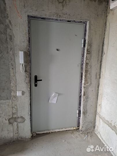 Дверь входная металлическая от застройщика