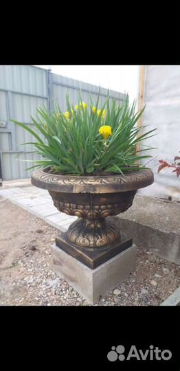 Вазоны, фигурки: бетонные изделия для сада