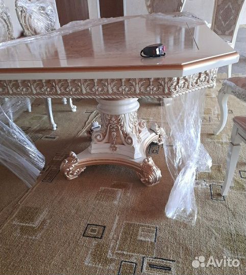 Стол и стулья