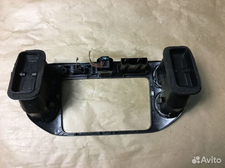 Рамка магнитолы Volkswagen Tiguan 08-17