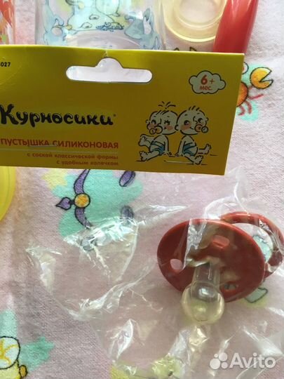 Бутылочки, пустышки, ложечка, подгузники