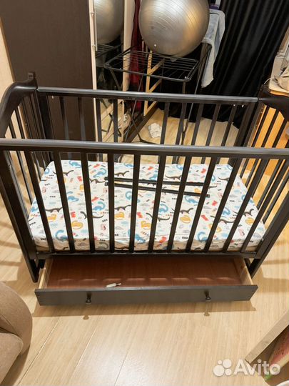 Детская кроватка с маятником и ящиком