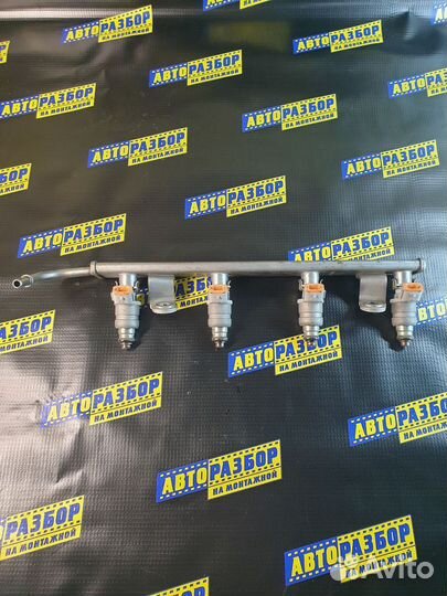 Топливная рампа с форсунками Митсубиси Лансер 10