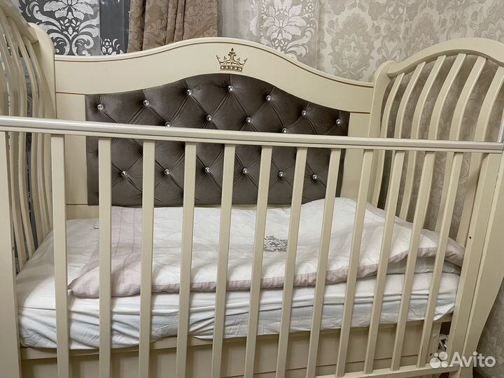 Детская кроватка с универсальным маятником