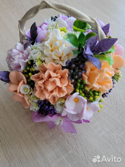 Букет цветов в корзине