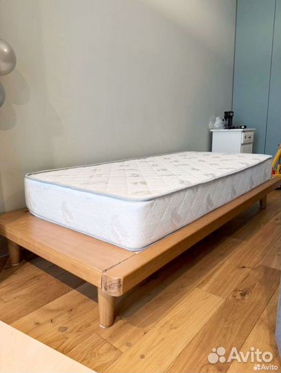 Кровать односпальная с матрасом