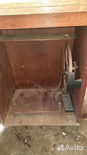 Швейная машинка ножная с тумбой