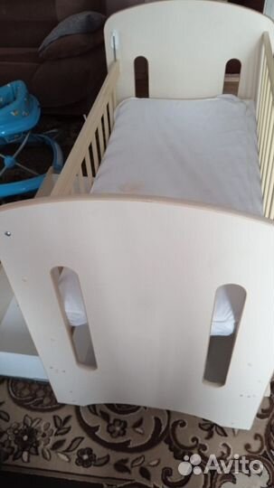 Детская кроватка и комод