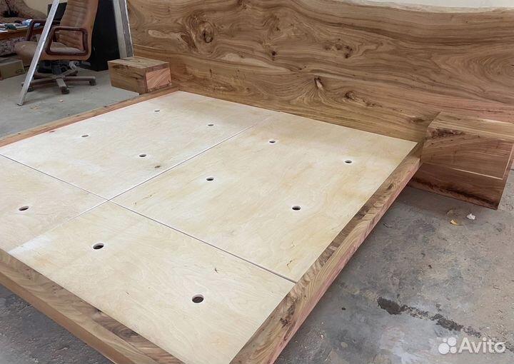 Кровать из массива дерева