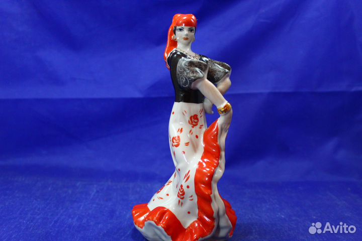 Цыганка в красной с розами юбке фарфор статуэтка