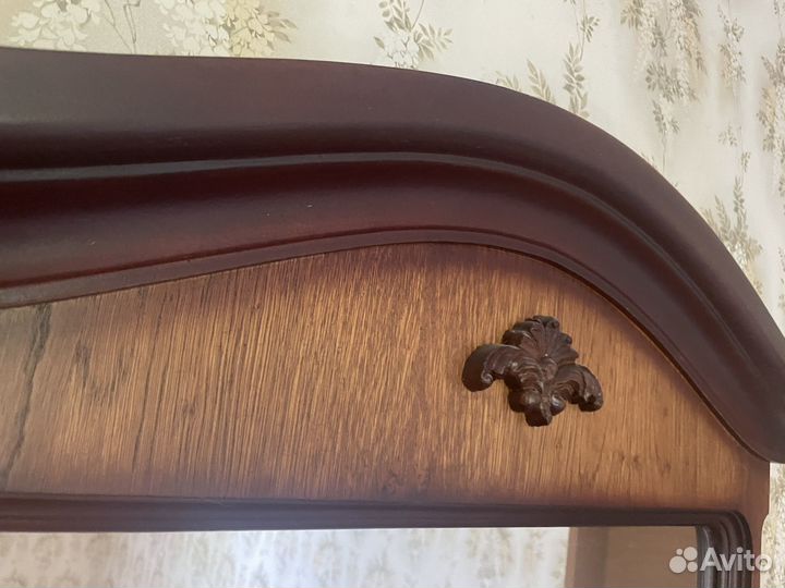 Зеркало в деревянной раме