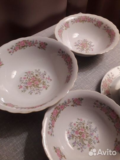 Фарфоровые салатники и чашка с тарелкой