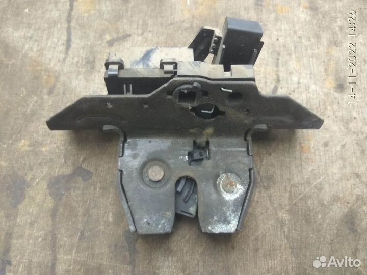 Замок багажника на Опель Астра J 2014 год