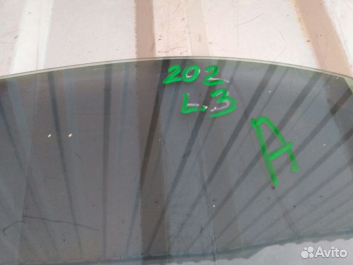 Стекло задней левой двери Mercedes W202