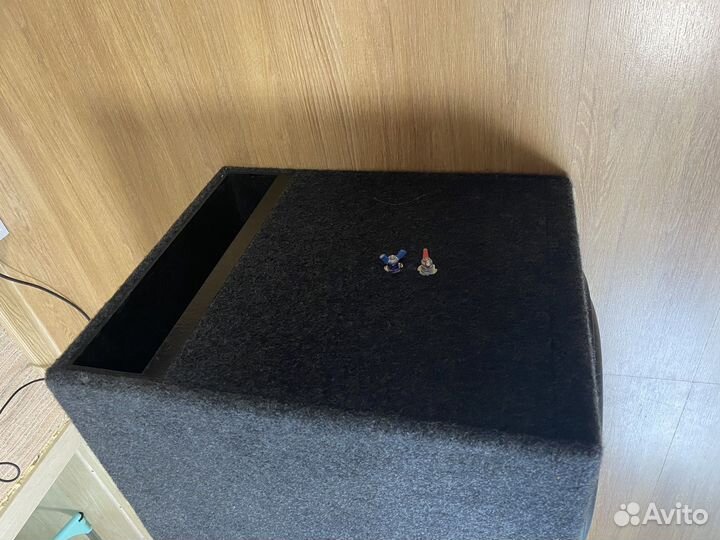 Сабвуфер и усилитель в автомобиль