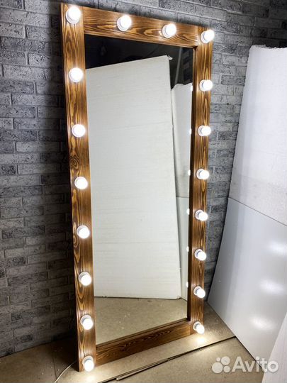 Гримерное зеркало с лампочками