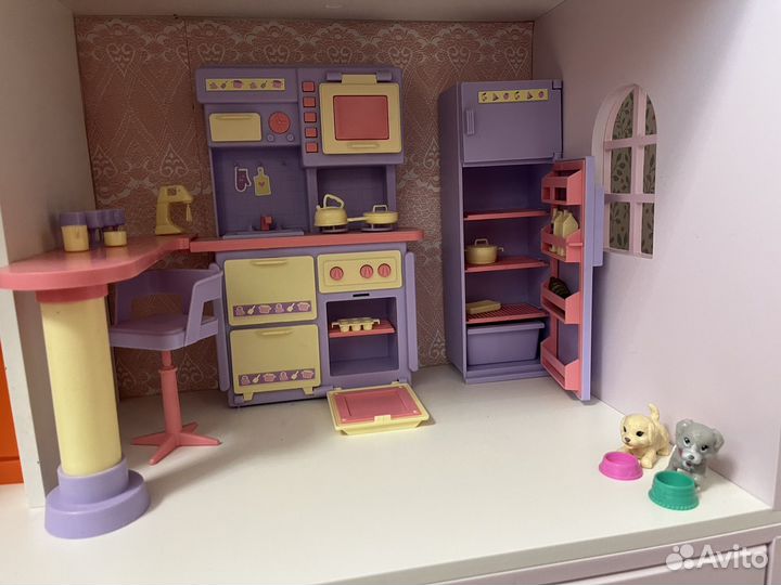 Большой кукольный домик с мебелью