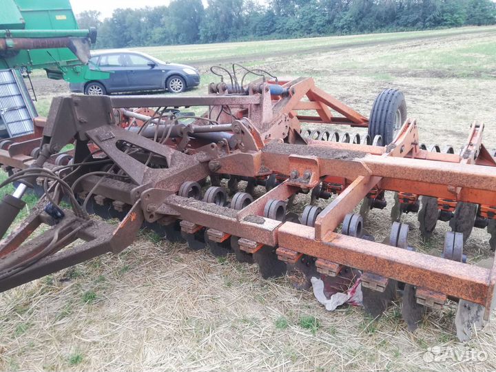 Вспашка, дискование земли трактором Кировец к744р3