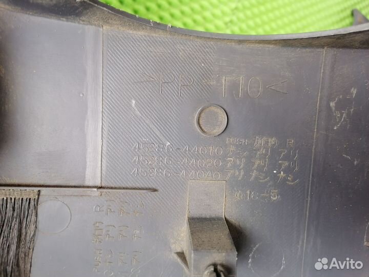 Кожух рулевой колонки Тойота Ипсум М10