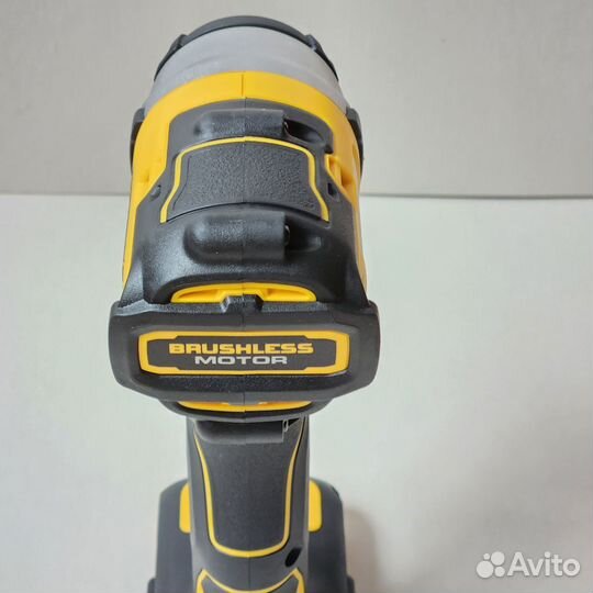 Винтоверт Dewalt DCF809