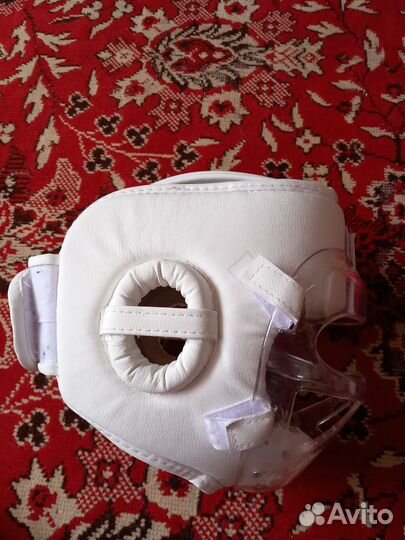 Шлем и перчатки для восточных единоборств