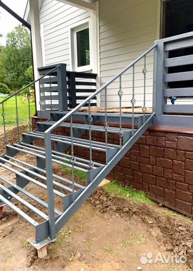 Лестница на металлокаркасе открытого типа