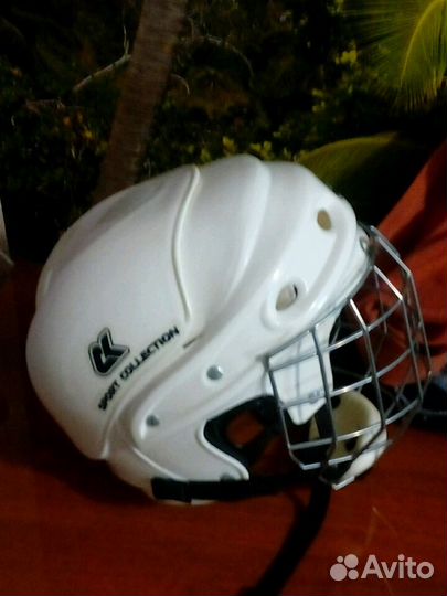 Шлем для игры в хоккей
