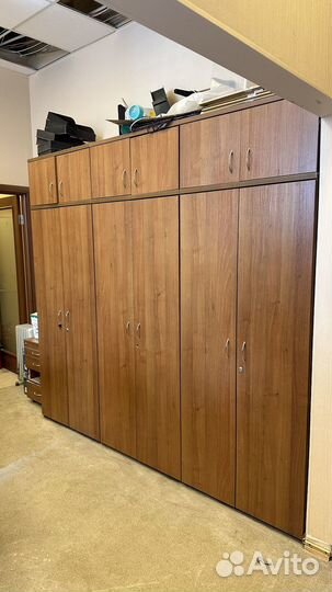 Различная офисная мебель: столы, шкафы, тумбы