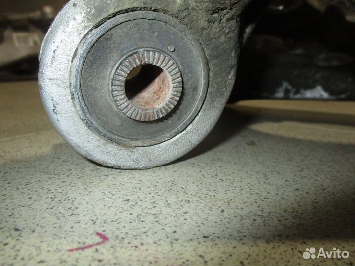 Кулак поворотный задний правый Lexus IS 200/220/2