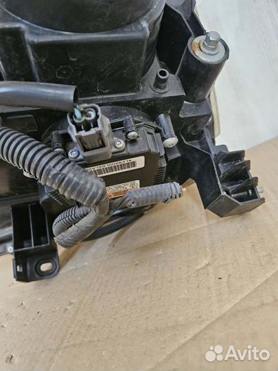 Фара правая ксеноновая Nissan X-Trail T31