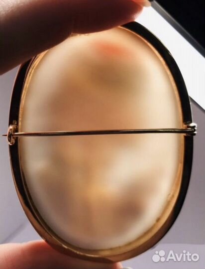 Золотая брошь-камея на раковине