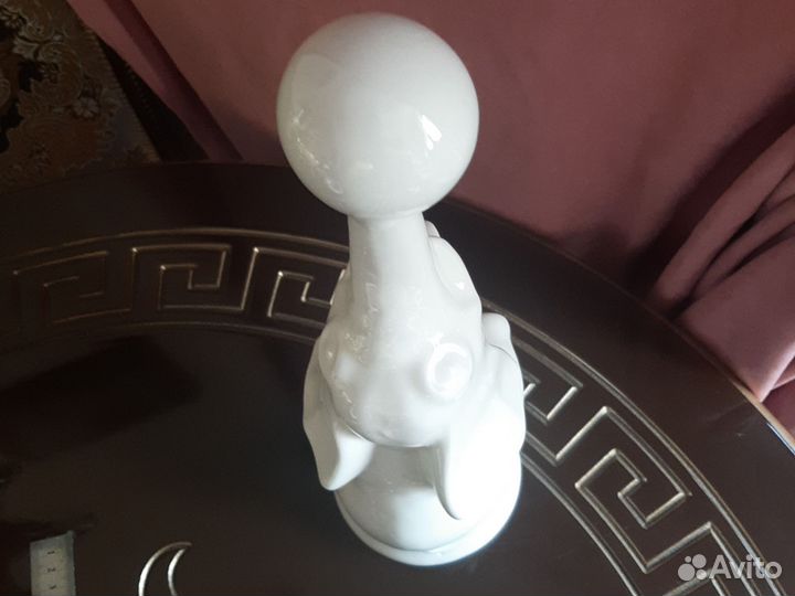 Фарфоровая статуэтка слон с мячом СССР