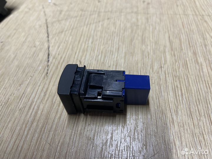 Кнопка обогрева сидений задняя Toyota Rav4 XA50