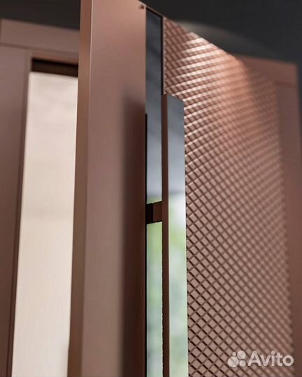 Дизайнерская входная дверь с большой ручкой в пол