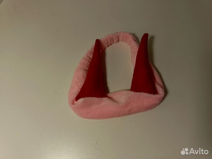 Ободок с рожками и человек бензопила