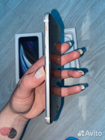iPhone SE, 64 ГБ