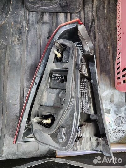 Задний правый фонарь reno logan