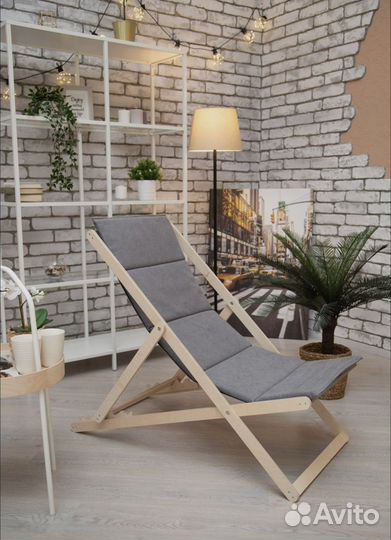 Шезлонг складной с текстильной подушкой